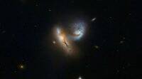哇! 看到两个星系相撞，如NASA的哈勃太空望远镜所见