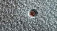 NASA的HiRISE相机记录了火星陨石坑上的冰如何移动