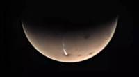 火星上的火山上空形成神秘的尾巴状云