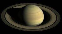 美国宇航局说，土星的冰冷卫星土卫二的水可能比以前想象的要近。