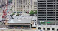 苹果在芝加哥的新店屋顶上有一个巨大的MacBook Air