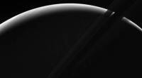 NASA Cassini探测器在令人惊叹的图像中捕捉到了土星的黎明