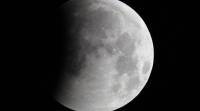 新研究称，月球可能在其表面下有水。