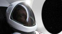 埃隆·马斯克 (Elon Musk) 向宇航员展示了SpaceX光滑的白色太空服