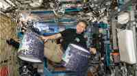 NASA宇航员佩吉·惠特森 (Peggy Whitson) 在国际空间站完成了为期288天的任务，准备返回家园