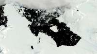 巨大的冰山从南极洲的松树岛冰川上断裂