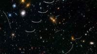 哈勃望远镜被太阳系小行星扰动的深空图片