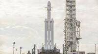 SpaceX在发射台测试中为猎鹰重型火箭点火