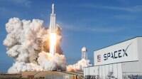 SpaceX猎鹰重型火箭首次试射，将跑车送入轨道