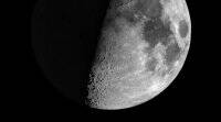 尼尔·阿姆斯特朗 (Neil Armstrong) 送给一个女人一块月亮。她正在起诉NASA保留它