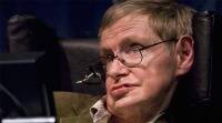 斯蒂芬·霍金 (Stephen Hawking) 在威斯敏斯特大教堂的达尔文牛顿之间休息