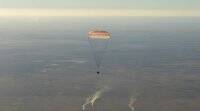 三名宇航员在太空中六个月后安全降落在地球上