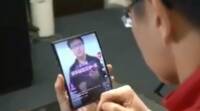 小米在视频中展示了全球首款双可折叠智能手机
