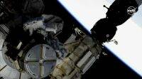 太空行走的宇航员交换了空间站的电池